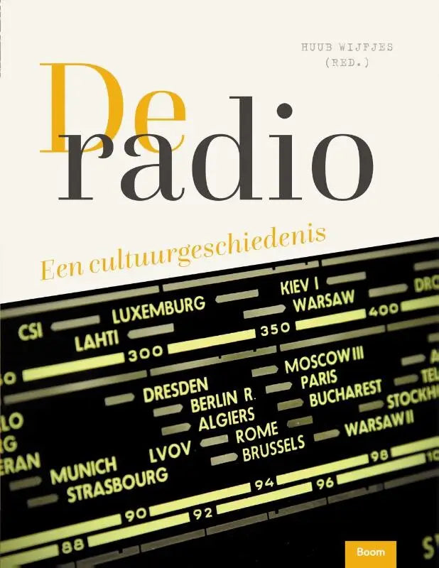 De radio een cultuurgeschiedenis boek met bold moderne typografie zwart en goud op crèmekleurige achtergrond over radio medium