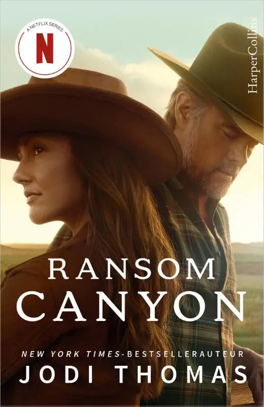 De boekomslag van Ransom Canyon door Jodi Thomas toont een vrouw en een oudere man met cowboyhoeden tegen een zonovergoten landschap