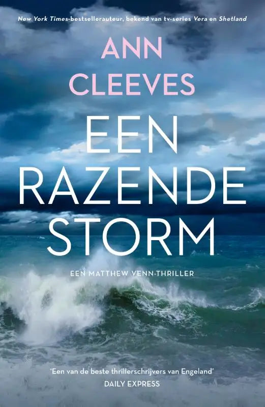 De boekomslag van een razende storm door ann cleeves toont een stormachtige zee met donkere wolken en golven