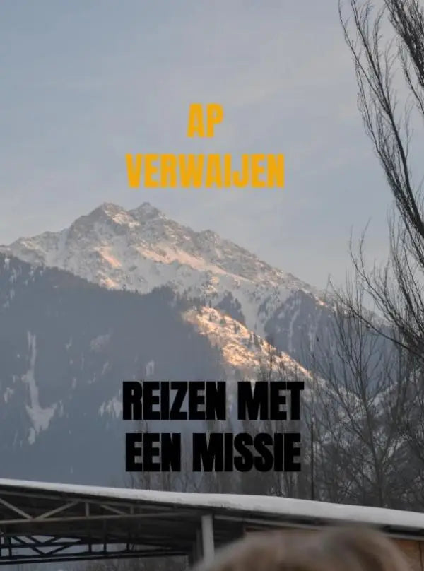Reizen met een missie toont een sneeuwbedekte bergtop onder een lichte hemel als inspirerend reisbeeld