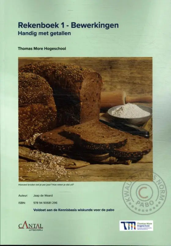 Rekenboek 1 bewerkingen met een rustiek donkerbruin brood met een textuurrijke korst en zichtbare zaden op houten vlak