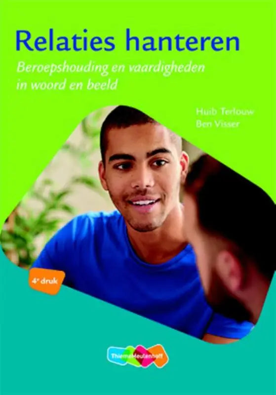 Heldere groene boekcover van relaties hanteren met foto van huib tertouw en ben visser voor maatschappelijk werk