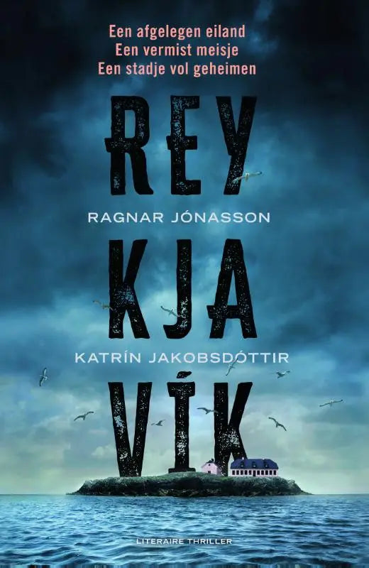 Het boekcover van reykjavik toont de titel in zwarte, verweerde letters tegen een blauw oceaan- en stormachtige luchtachtergrond