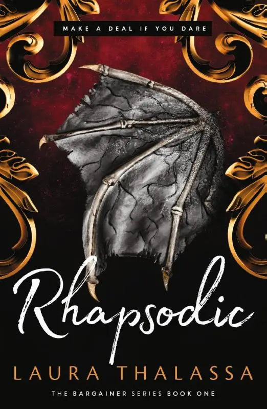 Een gebarsten donkergrijze metalen draakvleugel met goudkleurige sierlijsten voor de smash-hit dark romantasy rhapsodic