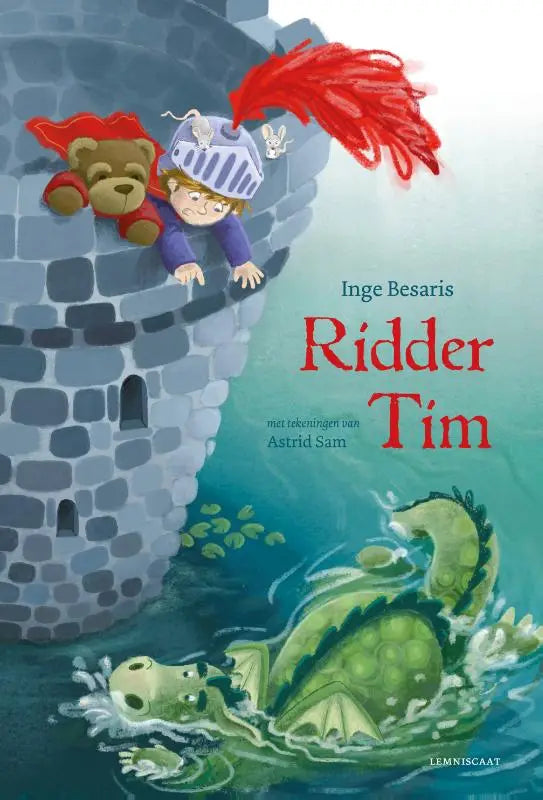 Een kind in een zilveren ridderhelm met rode plumeau en paarse mouwen kijkt over een stenen kasteelmuur naast een bruine teddybeer terwijl een groene draak door het water zwemt ridder tim inge besaris