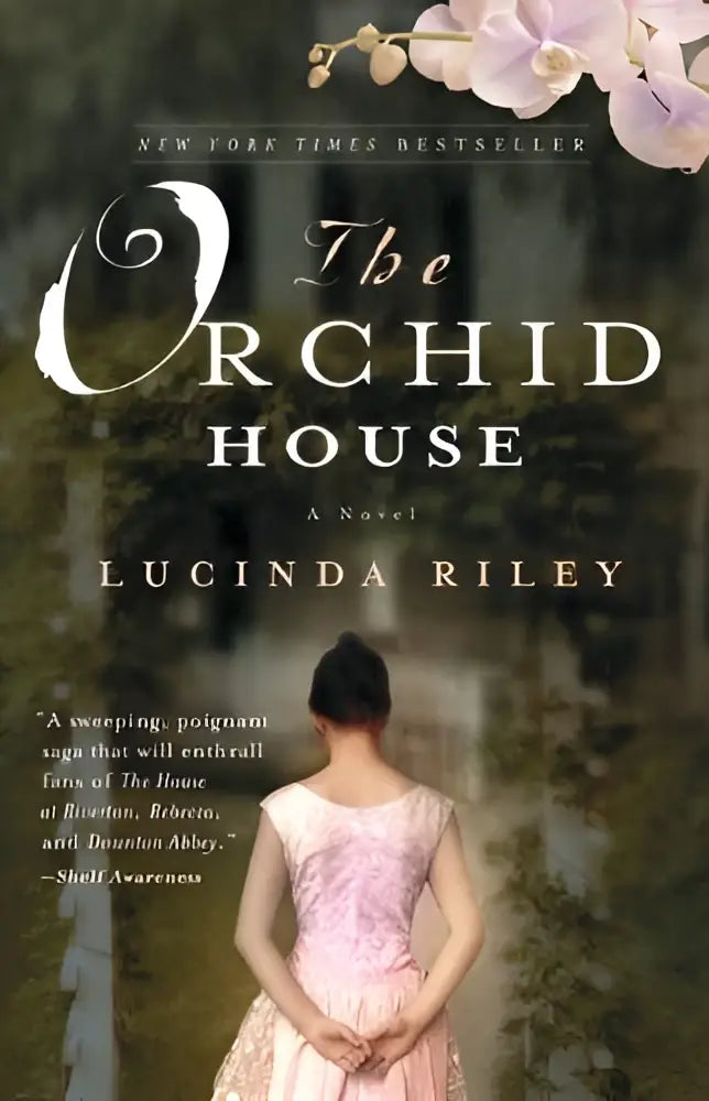 De cover van riley l orchid house toont een vrouw in een roze kanten jurk voor een sierlijke deur met lavendelorchideeën