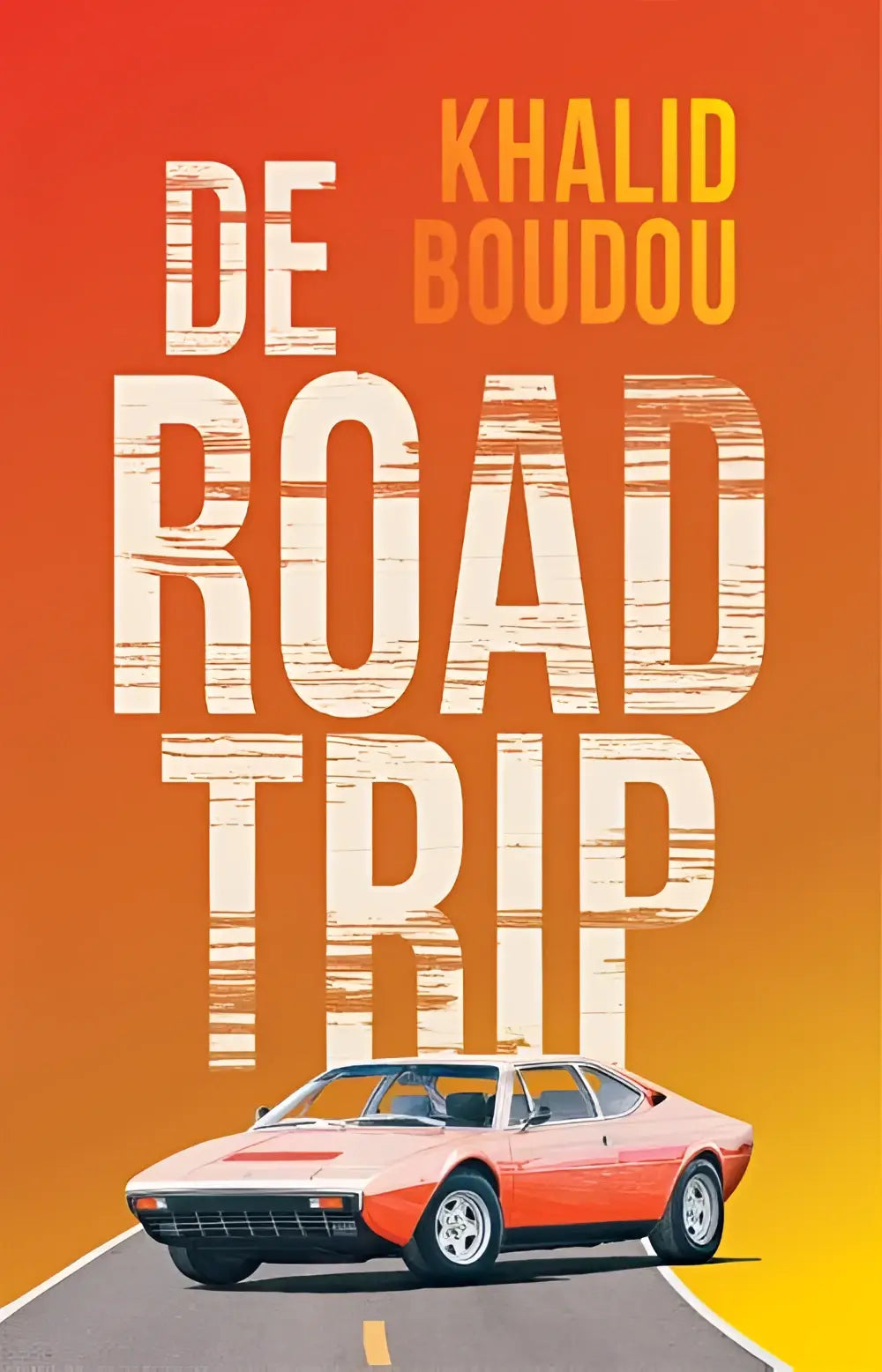 Illustratie van een oranje witte vintage sportwagen op een oranje verloop achtergrond voor nederlandstalig paperback de roadtrip van khalid boudou voor jonge lezers