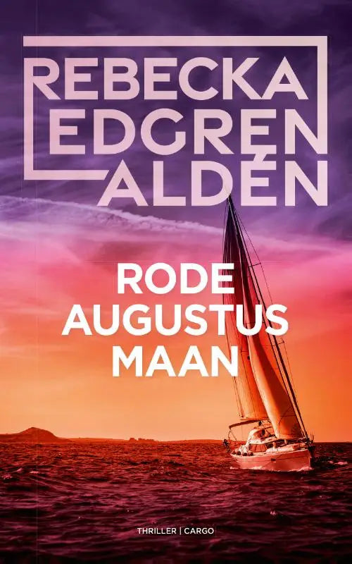 Een zeilboot rode augustusmaan met een hoge mast en oranje zeilen onder een roze paarse zonsondergang