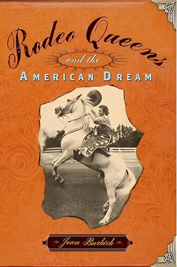Oranje boekomslag met zwart-wit foto van vrouw op wit paard en titel rodeo queens en the american dream