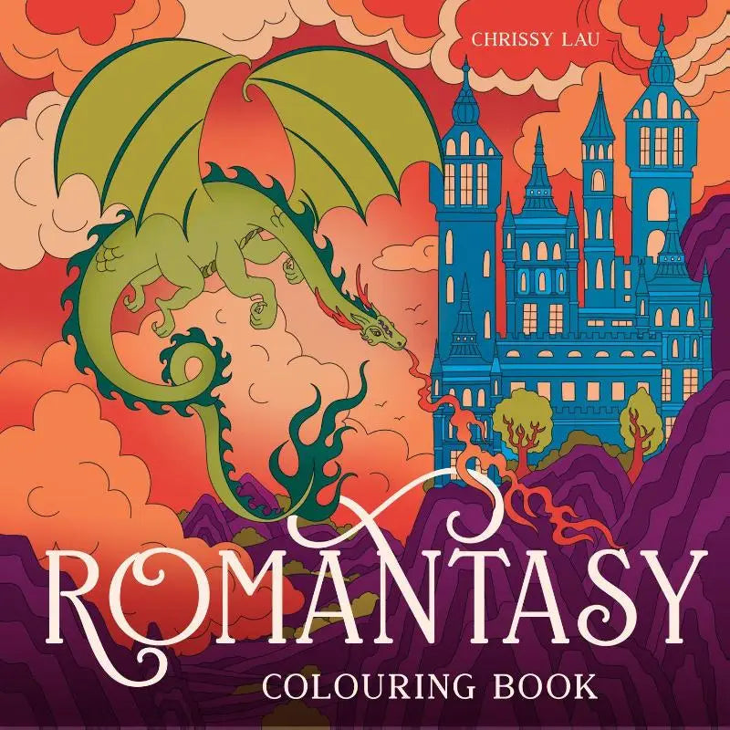 Een levendige groene draak met gedetailleerde schubben vliegt boven een blauw kasteel op de romantasy colouring book cover