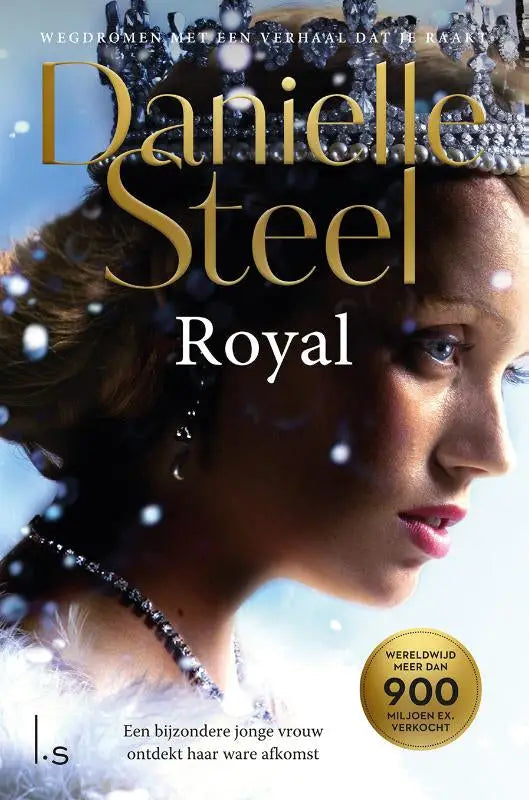 Vrouw met een koninklijke uitstraling met een fonkelende zilveren tiara, parelketting en diamanten oorbellen voor danielle steel luitingh sijthoff