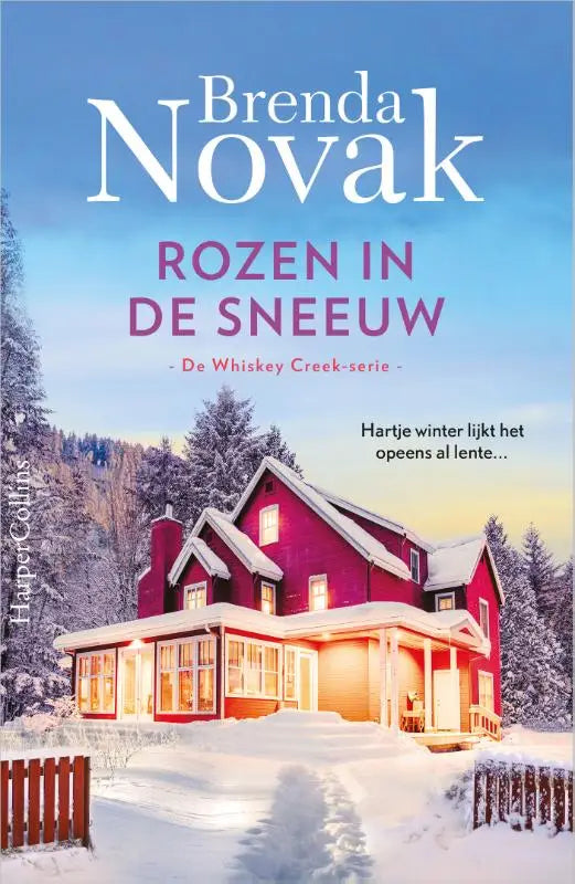 Een knusse rode houten huis met een sneeuwbedekt dak en veranda tussen besneeuwde dennenbomen in hartje winter whiskey creek