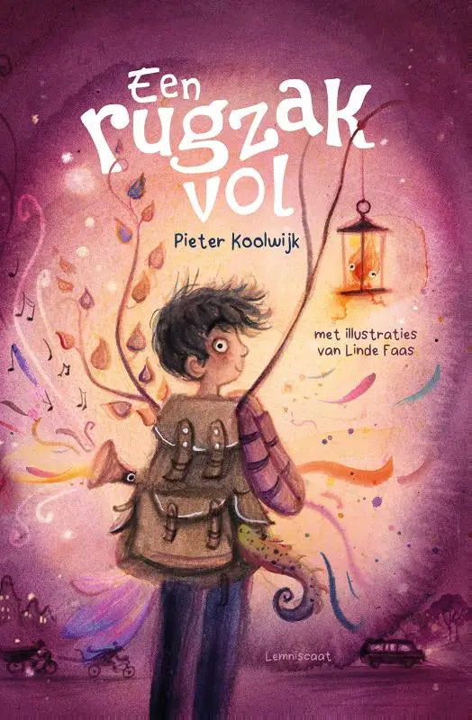 Een rugzak vol kinderboekcover van pieter koolwijk met jongen met donker haar en versierde rugzak op paarse achtergrond