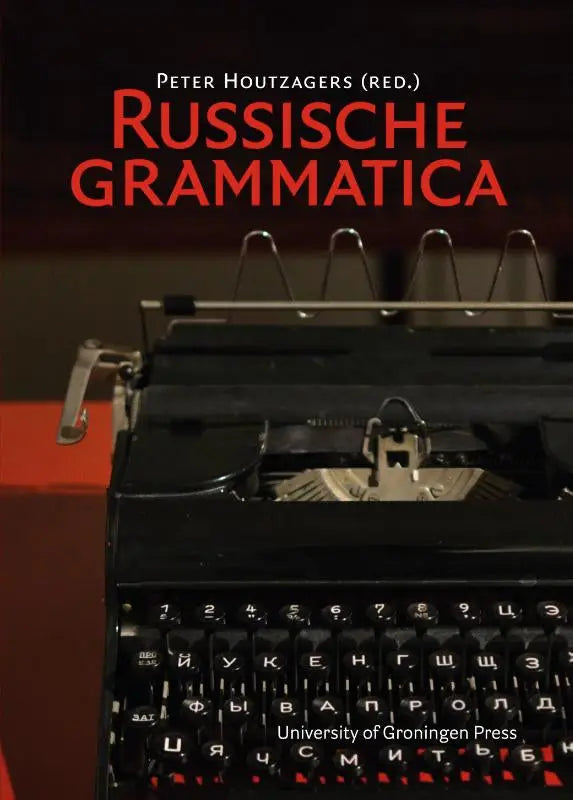 Zwarte vintage typemachine met cyrillisch toetsenbord en metalen accenten voor russische grammatica van peter houtzagers binnen taalkunde