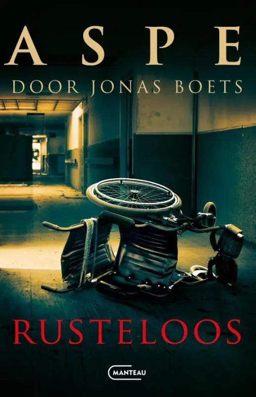 Een donkere omgevallen rolstoel met metalen frame en zwart bekleding in een schemerige gang rusteloos jonas boets spannende boeken