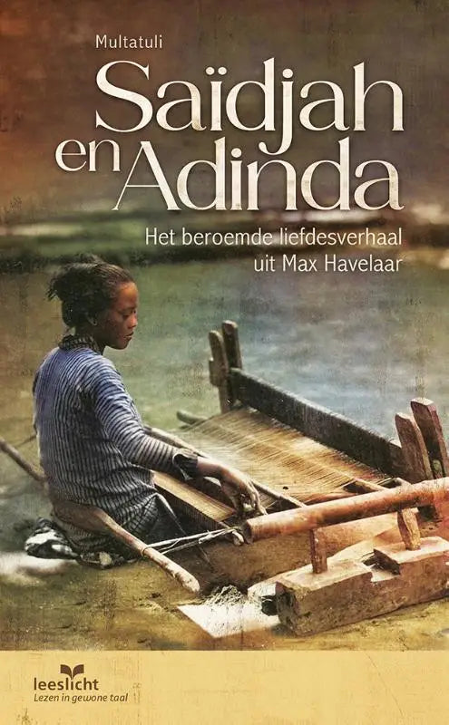 Een vrouw in een blauw wit gestreept shirt werkt aan een oud houten weefgetouw bij Saidjah en Adinda
