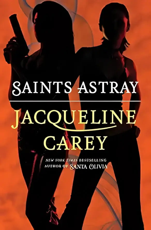 De boekomslag van saints astray door jacqueline carey toont twee silhouetten tegen een warme oranje achtergrond