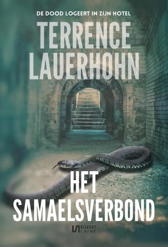 Een donkere, gewonden slang met een patroonliggend op de stenen vloer van een oude gang in het samaelsverbond