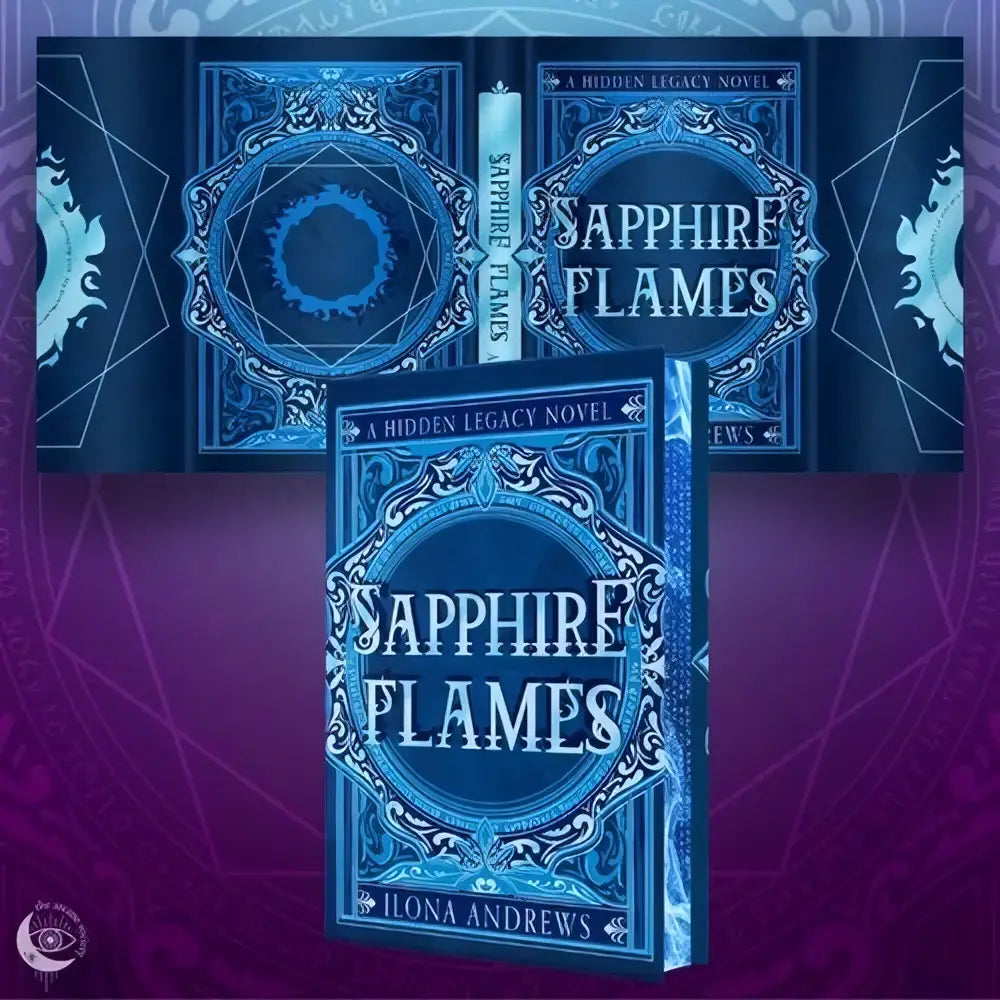 Sapphire flames special edition boek door ilona andrews met een sierlijke blauwe omslag en zilveren filigrain ontwerpen