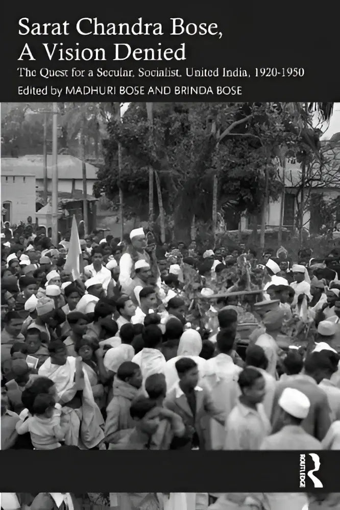 Zwart-witte boekcover van sarat chandra bose met een menigte in traditionele kleding en the quest for a secular india