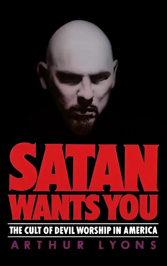 Zwarte boekomslag met gezicht van kale man en rode tekst satan wants you door arthur lyons over duivelverering in amerika