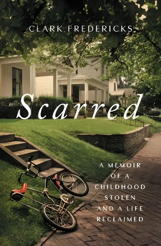 De boekcover van scarred van clark fredericks toont een wit huis met groen op de achtergrond over een childhood stolen en a life