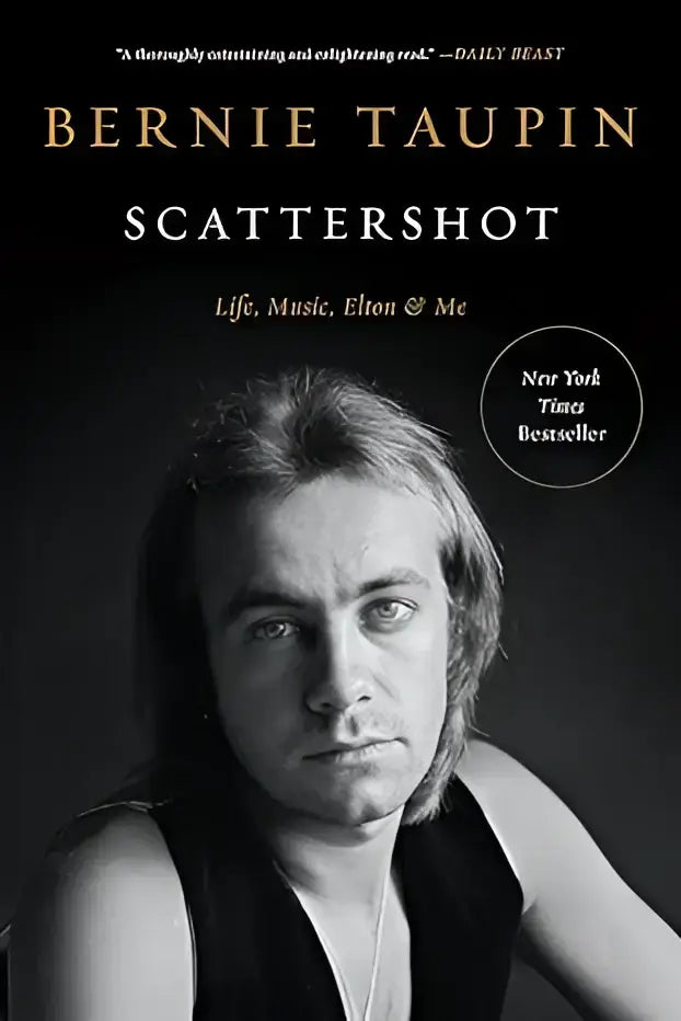 Zwart-witte boekomslag met portret van bernie taupin en titel scattershot leven muziek elton en mij