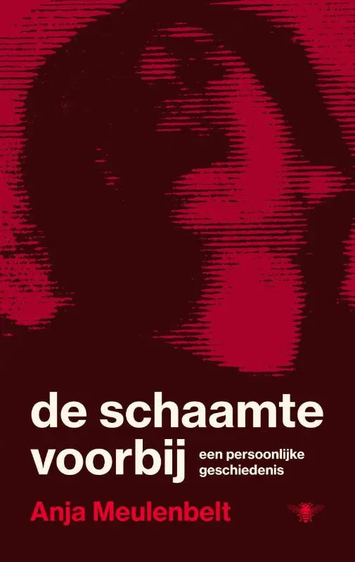 Rood en zwart boekcover met gestileerd portret en titel de schaamte voorbij van anja meulenbelt literaire non-fictie