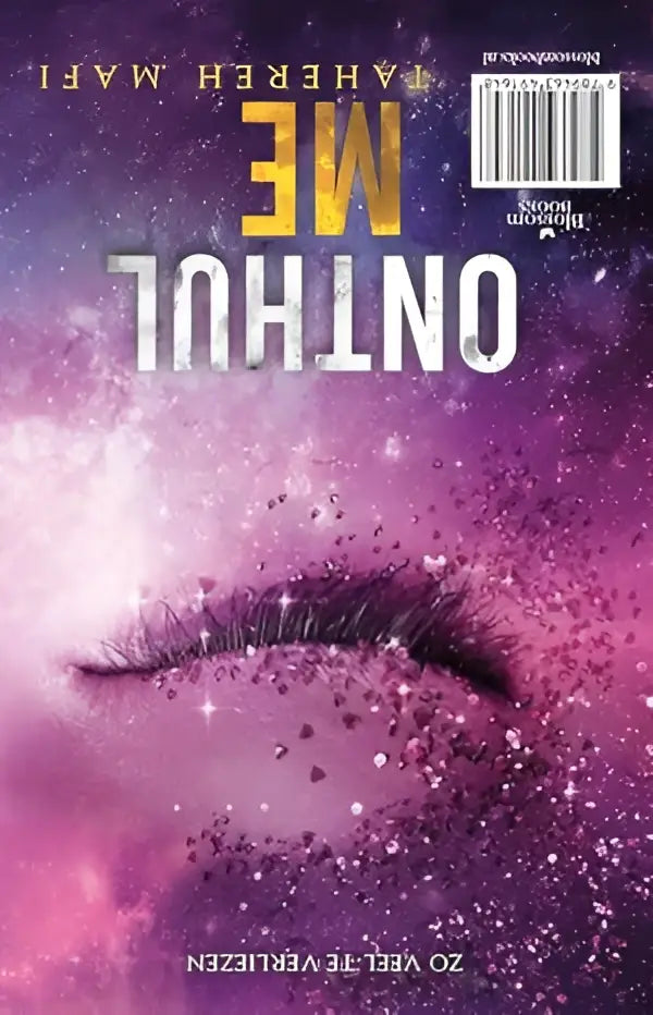 De boekcover van schaduw me en onthul me toont een kosmisch ontwerp met paarse en roze tinten en een oog met glinsterende sterren, deel van de touching juliette-serie van tahereh mafi één omkeerboek