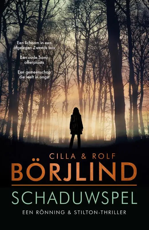 De boekcover van Schaduwspel toont de silhouet van een figuur in een mistig, bladloos bos bij schemering