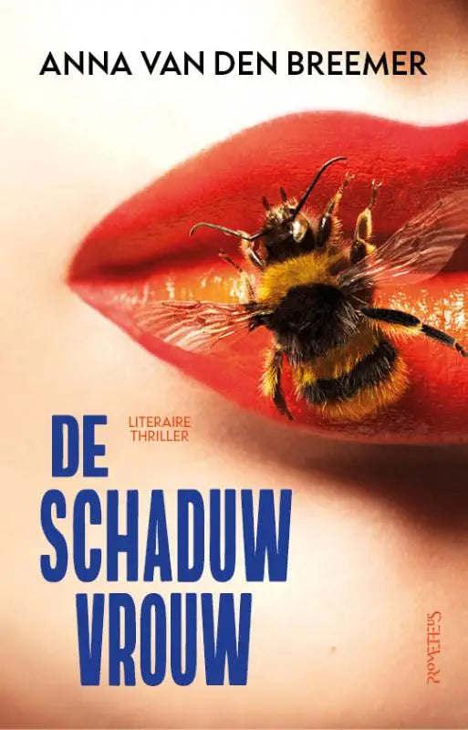 De schaduwvrouw toont een hommel met zwarte en gele strepen op levendige rode lippen in een sfeervolle productfoto