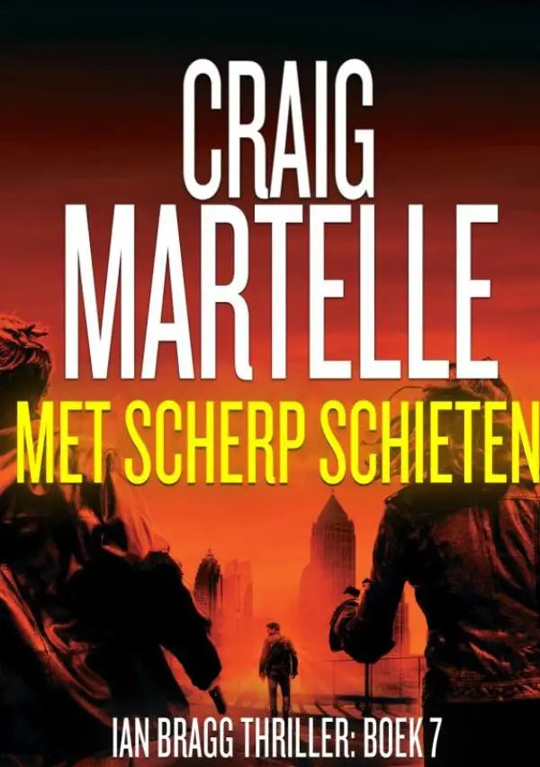 Het boekcover van met scherp schieten toont witte en gele tekst tegen een oranje-rode lucht met silhouetten ian bragg thriller