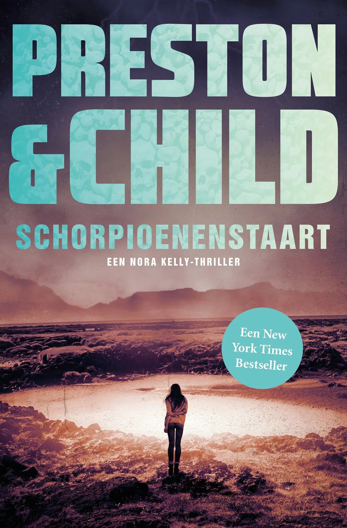 De boekcover van schorpioenenstaart toont vetgedrukte teal letters met nora kelly en luitingh sijthoff tegen woestijnlandschap