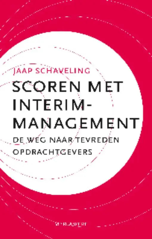 Rood boek met witte cirkelvormige print en zwarte tekst scoren met interim-management de weg naar tevreden opdrachtgevers