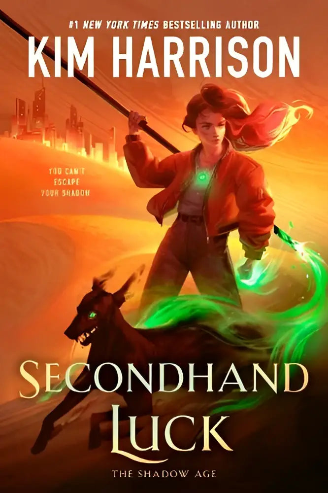 De boekcover van secondhand luck toont een jonge vrouw in een oranje jas met groene energie en een zwarte hond tegen een vurige stadssilhouet