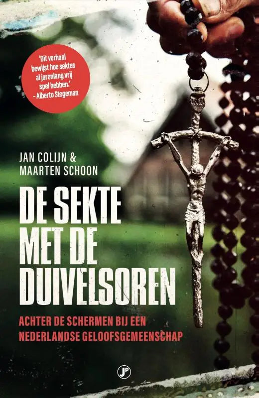 Zilveren kruisvormige hanger aan een kralenrosarium als symbool van een nederlandse geloofsgemeenschap