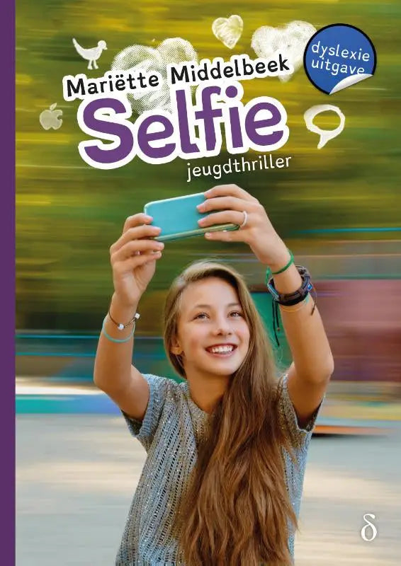 Lichtblauwe smartphone voor selfies gehouden door glimlachend meisje