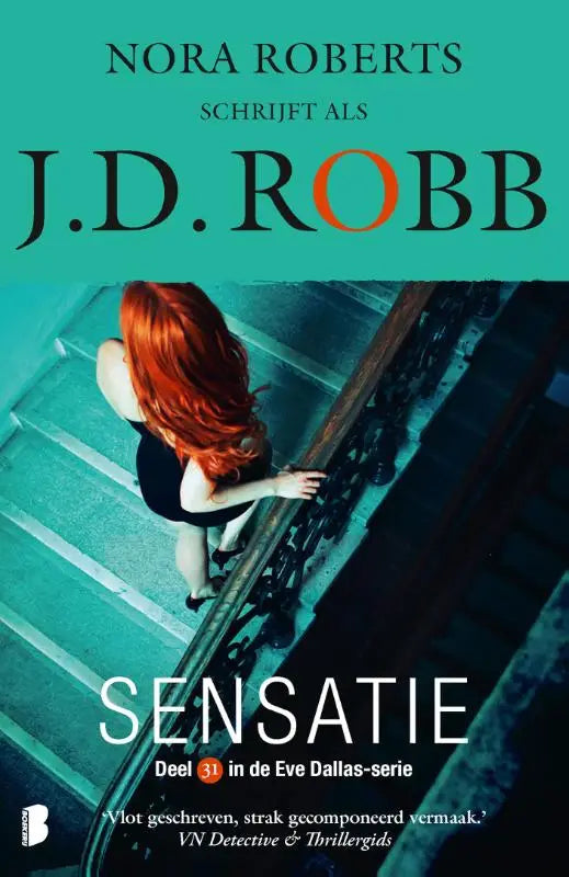 De boekcover van Sensatie toont een vrouw met rood haar in een zwarte jurk staand op stenen trappen