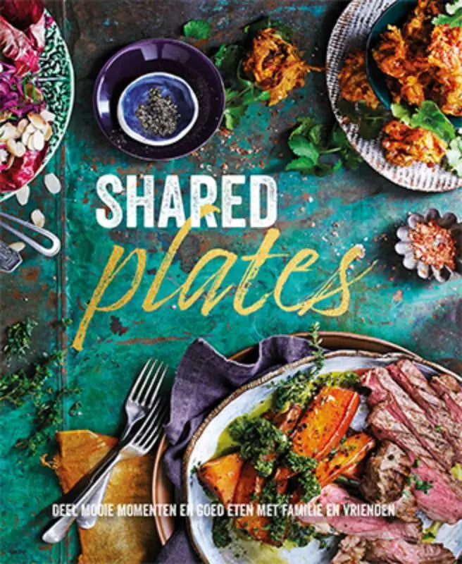 De cover van het kookboek shared plates toont een levendig groen oppervlak met kleurrijke gerechten voor shared dining