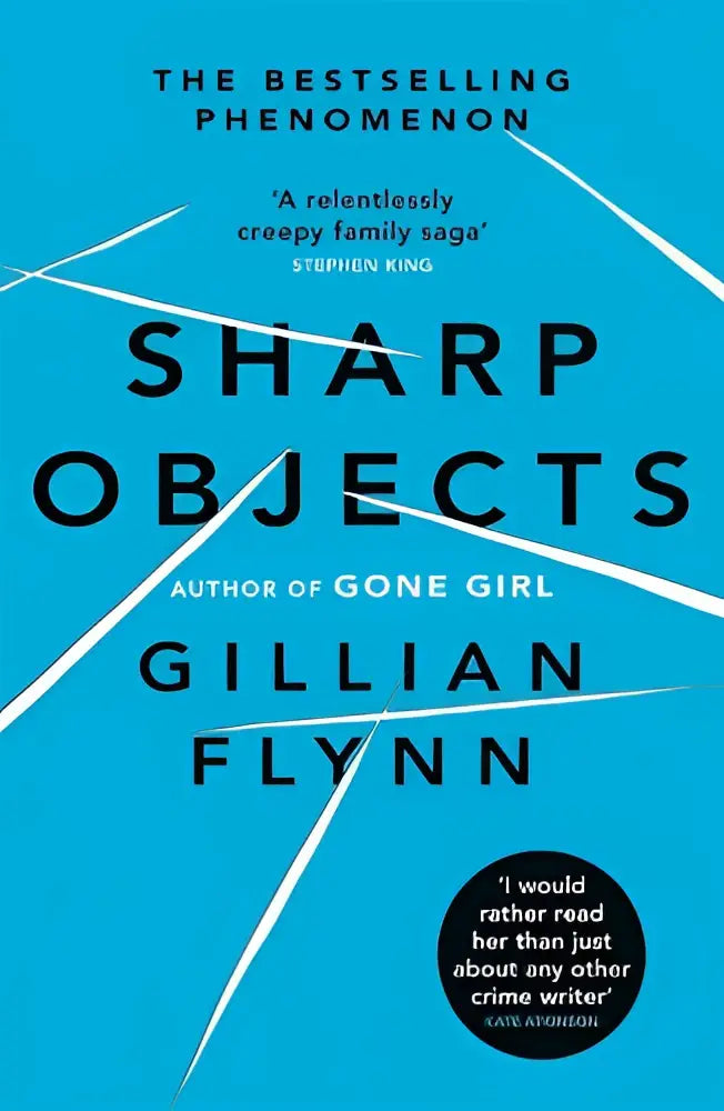 Blauw hardcover boek met witte diagonale lijnen en zwarte tekst getiteld sharp objects door gillian flynn