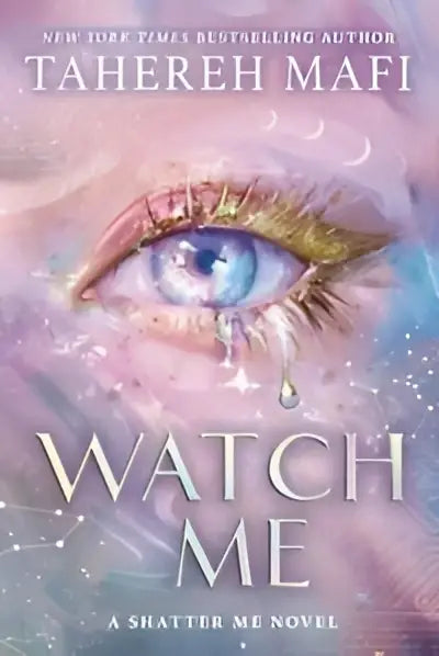 Soft pastel cover of watch me boek door tahereh mafi met blauw oog en gouden wimpers op nieuwe kosmische achtergrond
