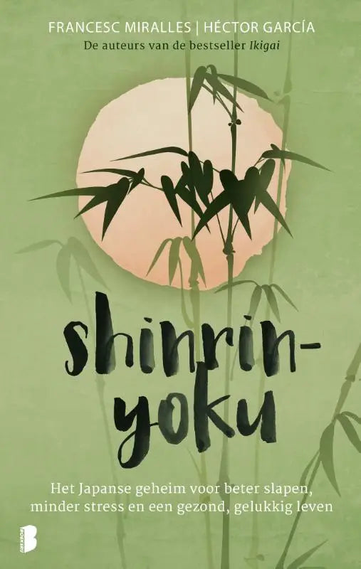 De boekcover van Shinrin-yoku toont het japanse geheim voor een gelukkig leven met zwarte kalligrafie en bamboe op groen