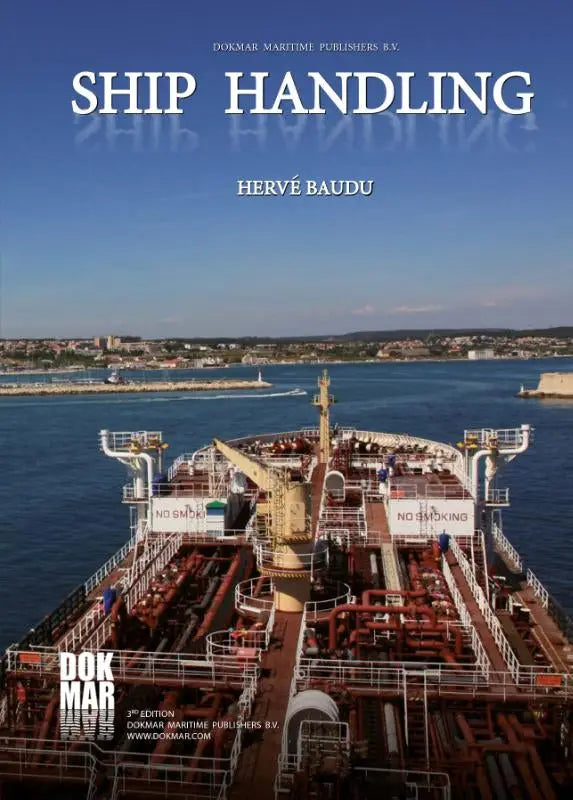 Een grote rood-witte tanker met zichtbare no smoking borden en een geel kraanframe voor scheepsmanipulatie