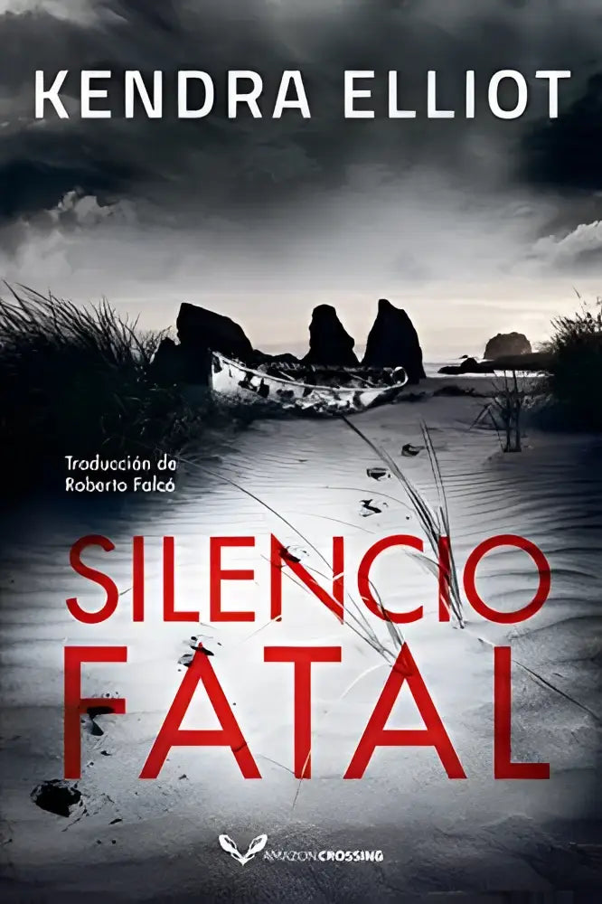 De boekcover van silencio fatal toont de titel in rode letters en een donkere afbeelding van een verlaten boot op een strand