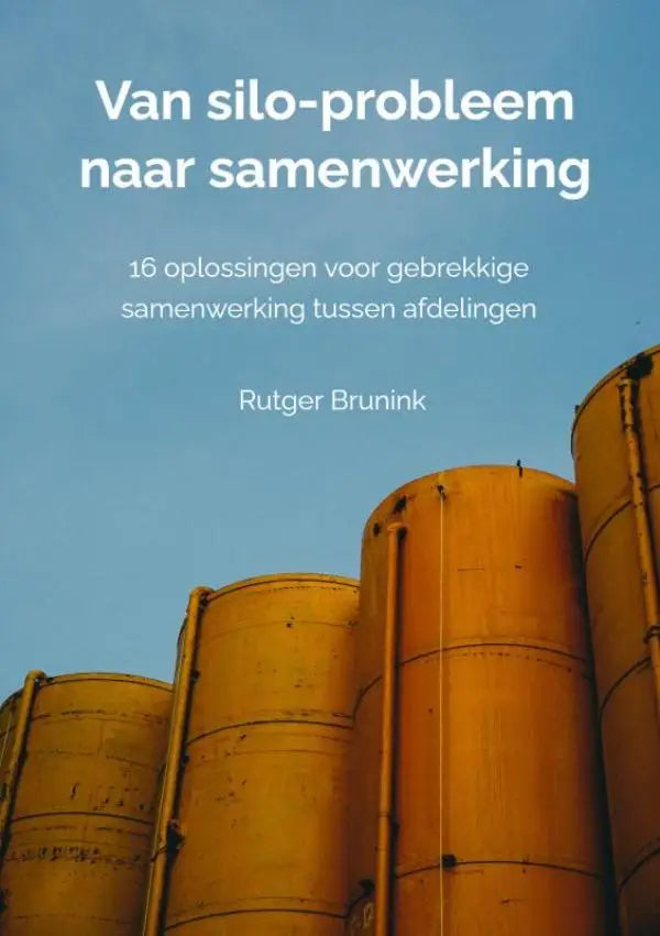 Het boek van silo-probleem naar samenwerking toont roestkleurige industriële silo’s bij gebrekkige samenwerking