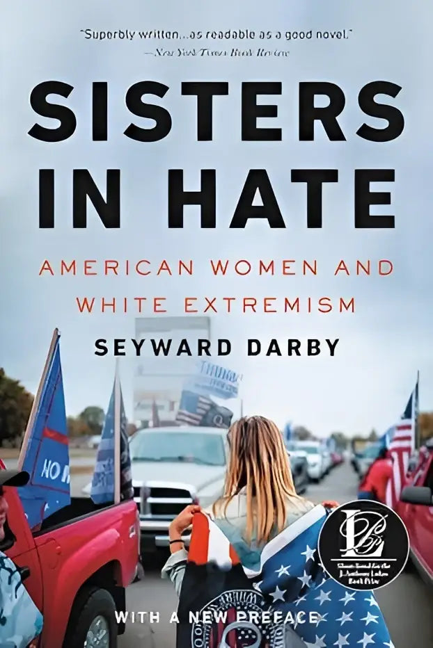 Boekcover van sisters in hate van seyward darby toont vrouw met amerikaanse vlag bij protestvoertuigen