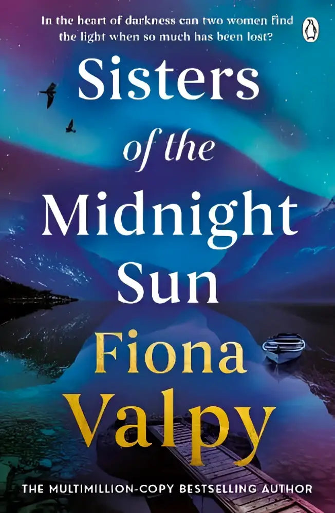 De boekcover van sisters of the midnight sun door fiona valpy toont een aurora borealis met diepe blauwtinten