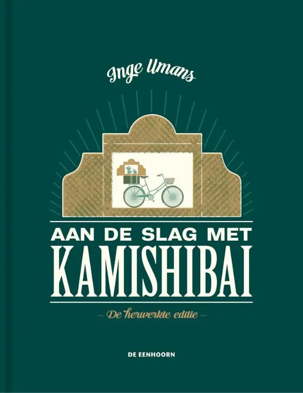 Donkergroene hardcover boek aan de slag met kamishibai met witte tekst en illustratie van een fiets in een boogvormig kader