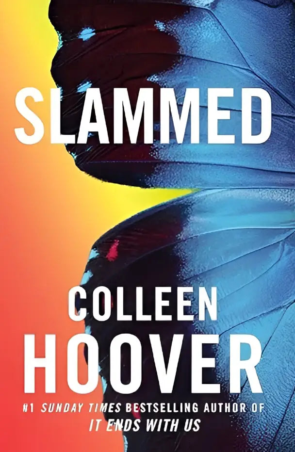 Slammed boek met een close-up van iriserende blauwe en zwarte vlindervleugels op een levendige achtergrond