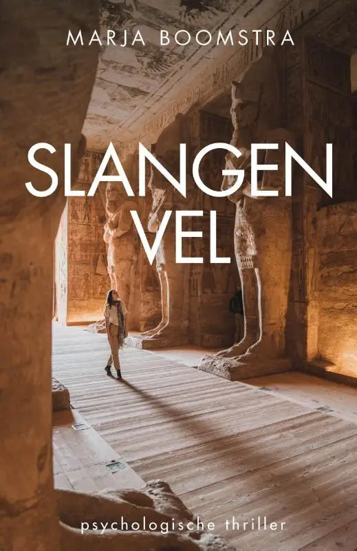 De boekcover van Slangenvel door Marja Boomstra toont de titel in witte letters tegen een oude tempelachtergrond